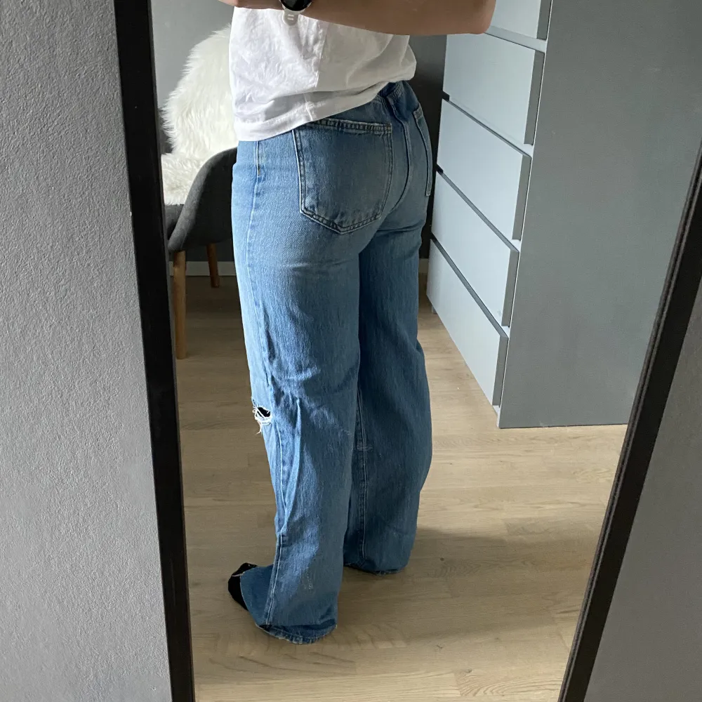 Blåa jeans från Gina Tricot i storlek 38.. Jeans & Byxor.