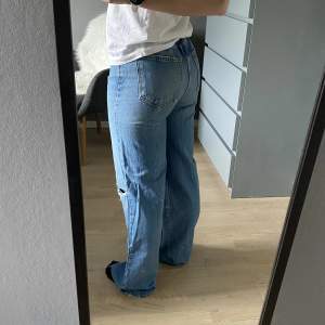 Blåa jeans från Gina Tricot i storlek 38.