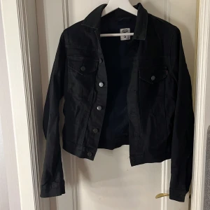 Svart jeans jacka  - Svart jeans jacka Köpt på jc Storlek S Säljs på grund av att den är för liten, använd ca 5 gånger😊