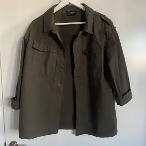 En militärgrön skjorta/jacka  från .Object, något boxig i modellen och med detaljer på axlarna 💫✨