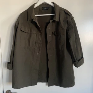 Militärgrön skjorta/jacka - En militärgrön skjorta/jacka  från .Object, något boxig i modellen och med detaljer på axlarna 💫✨
