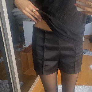 Svarta satin shorts  - Populära shorts från zara som inte säljs längre använda 2 gånger❤️ storlek M men skulle säga att de är mer som S💕