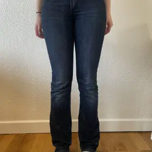 Jätte snygga Acne jeans som tyvärr  håller på att bli för små på mig. Innan köpt på Sellpy. Bra sick förutom en lagnig på insidan av låret som inte syns när byxor är på. (Fråga om bild på lagnig) 