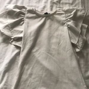 Fin tröja  - Hej, säljer min vita tröja då den aldrig används längre. Tror den är köpt på new yorker om jag inte minns fel. Hittade inga fläckar eller nått tecken på användning !💓