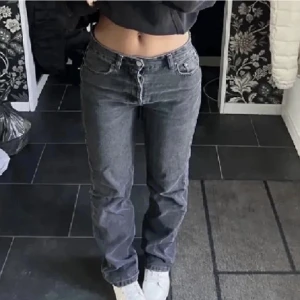 Zara jeans - Säljer nu mina mycket trendiga zara grå/svarta jeans som är i mycket bra skick. De har endast används ett fåtal gånger. Passar bra på mig som är 168cm. Köparen står för frakten! Skriv för fler bilder🤍🫶🏽
