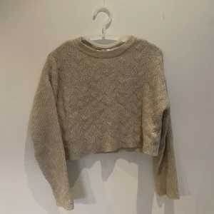 Stickad tröja - Beige, stickad tröja i lite croppad modell. Köpare står för frakt