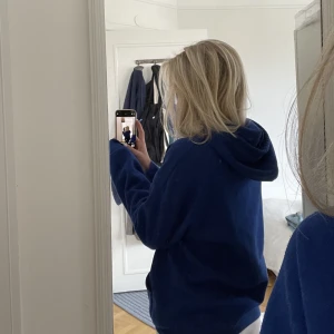 Hoodie - Snygg och mysig blå hoodie från Shein. Bra skick bortsett från att den är lite nopprig efter en tvätt💗