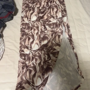 Kjol - Kjol med slits, använd 2 gånger! Stretchig material