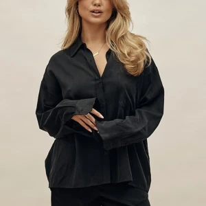 On the go shirt ash - Intressekoll för denna så fina skjorta från Djerf Avenue som tyvärr blivit lite för liten för mig. I fint skick! Kom med prisförslag!   Nypris: 1399:-