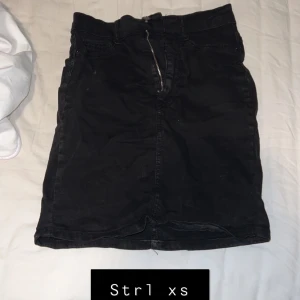 Jeanskjol - Jeanskjol från gina tricot. Stretchigt material. Välanvänd