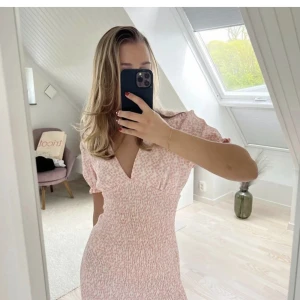 Zara klänning  - Säljer denna klänning från zara då den inte passade, köpt här på plick men den är i jätte bra skick!! Lånade bilder så kom privat för egna💞💞