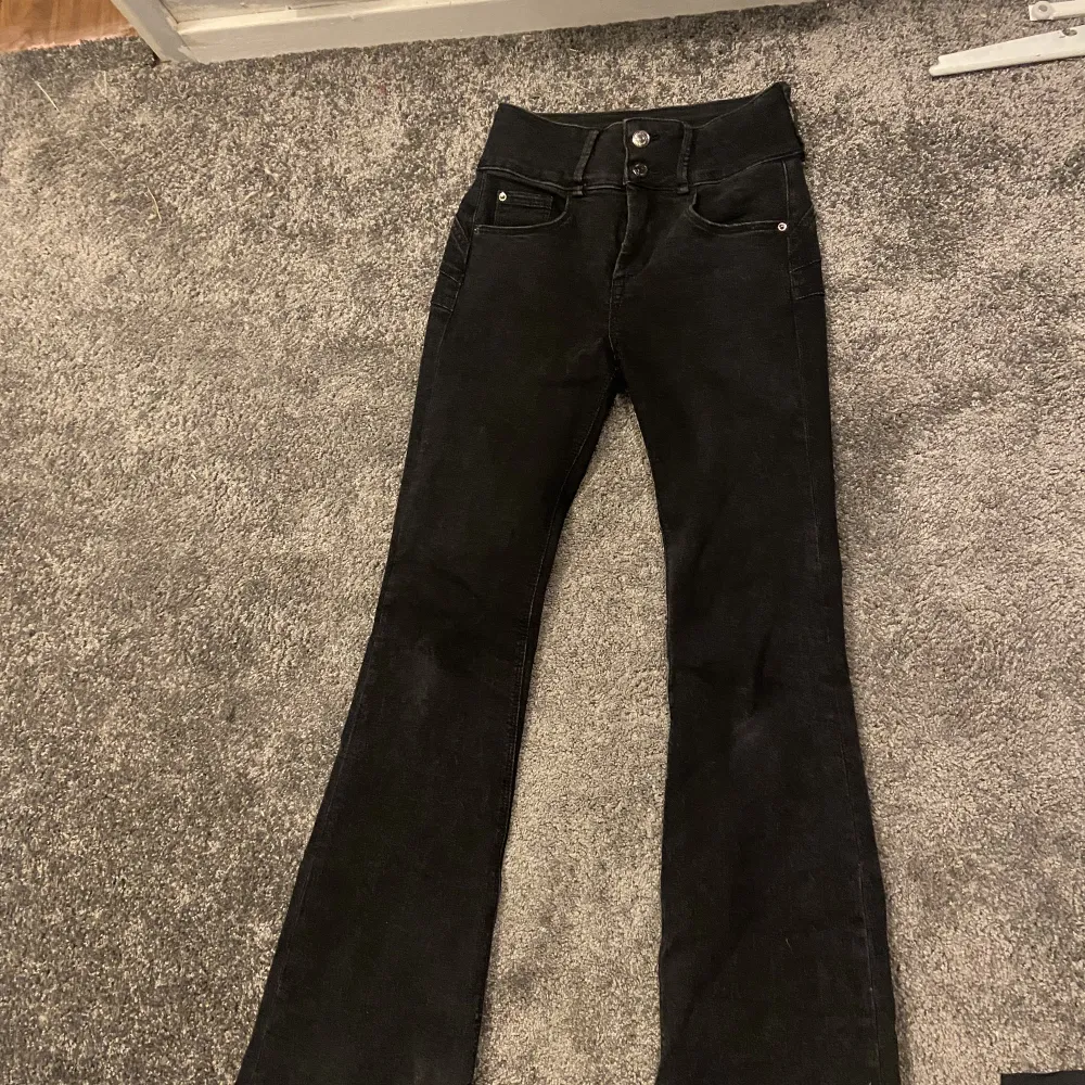 Fina svarta botcut jeans som är i fint skick. Köpte för 499 men säljer för 299 plus frakt. Stl S(36). Jeans & Byxor.