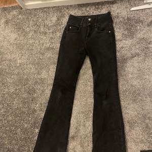 Fina svarta botcut jeans som är i fint skick. Köpte för 499 men säljer för 299 plus frakt. Stl S(36)