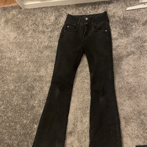 Jeans - Fina svarta botcut jeans som är i fint skick. Köpte för 499 men säljer för 299 plus frakt. Stl S(36)