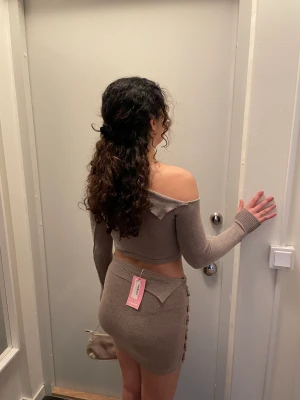 Matchande Set från missy empire - Både toppen och kjolen är strechiga. Tyget är 49% viskos, 27% polyester, 24% nylon. Både topp och kjol är i nyskick. Passar perfekt till hösten