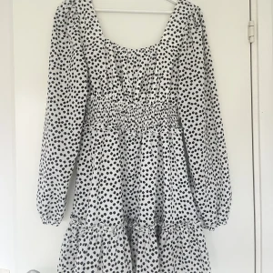 Blommig klänning - Vit klänning med svarta blommor. Använd få gånger❣️