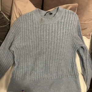 Stickad blå tröja (Mango) - Stickad blå tröja från mango som har används fåtal gånger,säljer då jag vill byta ut kläder i min garderob som inte kommer t användning, Stl M men passar även xs/s