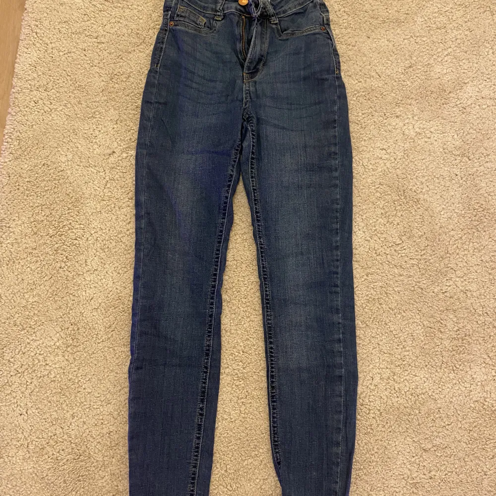 Ett par Molly jeans från Gina i strl xs💕 ganska använda men inget som syns🤩 köpare står för frakt💕. Jeans & Byxor.