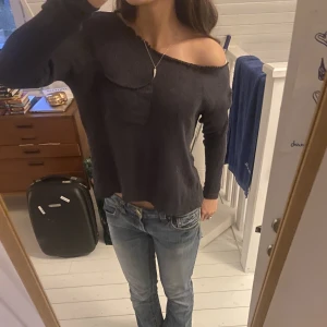 Stickad tröja - En jättefin stickad tröja som jag har klippt i halsen och kroppat, passar perfekt till hösten!🍁köparen står för frakt!💕