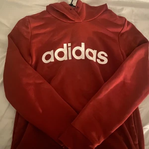 Adidas tröja - Fin tröja från adidas. Inge defekter. Säljes pga attt den inte kommer till användning. Pris kan diskuteras 