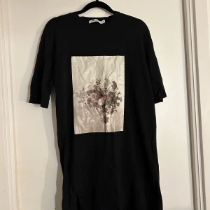 T-shirtklänning - Säljer denna fina t-shirtklänning från Nakd som aldrig kommit till användning då den är för kort på mig. Har en slits längst ner. Säljer för 100kr + frakt💕🙏🏼