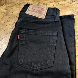 Vintage Levis 595 - Vintage Levis I storlek 27x30. Svarta. Passar någon runt storlek 24 skulle jag tro 😄 riktigt fint skick, ser knappt använda ut! Ej använda av mig pga fel storlek.