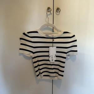 Tshirt från zara - Säljer denna söta tröja från zara då den inte kommer till användning. Den är i helt nyskick alltså aldrig använd. Prislapp är kvar. Pris går att diskuteras. Köparen står för frakten.