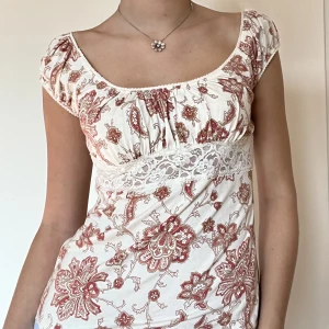 Mönstrad babydoll topp - Så fin i höstiga färger perfekt till skolan! Sitter så fint också säljer bara för att jag har för många liknande :)