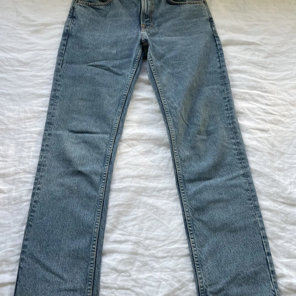 Jag tänkte nu sälja mina Nudie jeans som jag nästan aldrig använt då dem är i fel storlek. Jag säljer dem nu för endast 600, vilket är mindre än halva priset. Storlek: midja 30, längd 32. 800 kr. Jeans & Byxor.