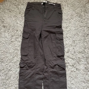 Cargobyxor - Cargobyxor i fint skick som är använda 2 gånger. Säljes då de inte är min stil.  För fler bilder/frågor hör av dig!