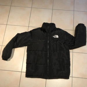 The North Face jacka - !OBS REPLIKA!  The North Face jacka Nuptse modell.  Står att det är M inuti men jag skulle säga att det är S i storlek på denna jacka.  Köp sker via ”köp nu” funktionen :) 