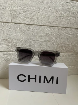 Chimi 04 grey - Skick 9/10, säljer p.g.a att jag har köpt andra solglasögon och inte har användning för dom längre. 