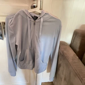  Gina Tricot tröja - Ljus blå sammet tröja, knappt anväd, storlk S 