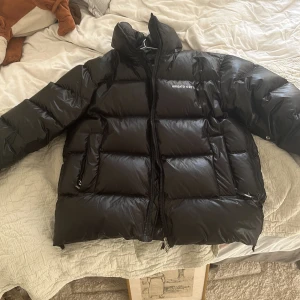 Arigato jacka - Snyggaste oversized jackan, fint skick!! Strl M. Nypris närmare 5000, använd gärna köp nu🥰 priset kan diskuteras vid snabb affär!