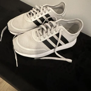 Adidas skor - Ny skick på skorna, storlek 37,5 rymliga och sköna 