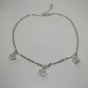 Halsband ~tärningar~ - Halsband gjort/designat av mig. Det är nytt/oanvänt. Längd: Ca 40 cm + ca 6 cm extra länk. 