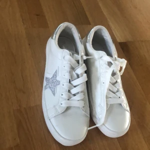 Helt nya golden goose liknande skor - Säljer nu dessa Next skor som liknar golden goose stjärn skorna. Säljer för att de va svårt att skicka tillbaka och råkade beställa 2 st så säljer nu dessa i stl 38 wide (knappt ens testade) (passar stl 38,5-39) priset kan diskuteras. Nypris 550kr 
