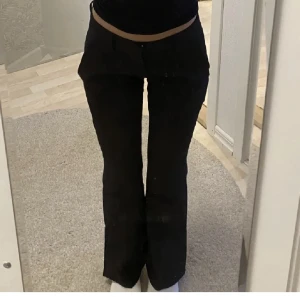 Kostymbyxor  - Superfina kostymbyxor med slits från bikbok. Säljer då de är för små för mig 💗 Köptes för 500, pris kan diskuteras vid snabbt köp💗