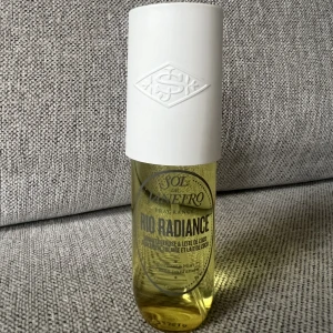 Sol de Janeiro-  Rio Radiance 90 ml - Endast testad mist från Sol de Janeiro. Doften heter Rio radiance, se bild två för mer info. Ord pris. 279kr, köpt från Kicks.  Säljer då jag har en snarlik så denna kommer inte till användning.   Fraktar endast.  