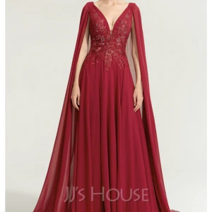 Festklänning - Vinröd festklänning från jj’s house. Köptes för 2 200 kr (pris nu: 2 670 kr). Användes endast en gång. Klänningen är tvättad och i perfekt skick.  (Obs! Det är färgen i bild 1 och 3 som stämmer.)