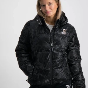 Juicy jacka - Hejhej, säljer exakt en sånhär jacka men svårt att ta bilder, därför tog jag den nätet. skit snygg och en perfekt höst/vinter jacka. Bara använt några gånger. Passar mig som har xs/s-m❤️kontakta för bilder eller frågor❤️ 