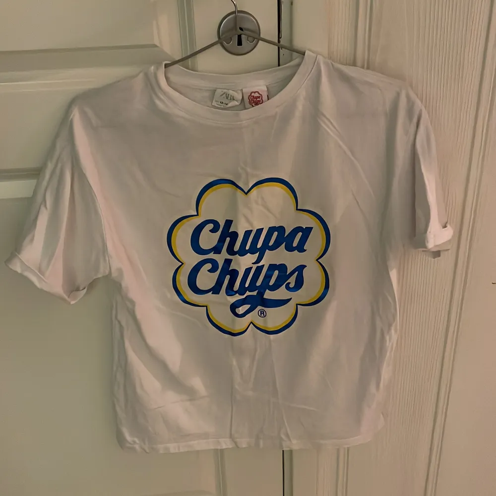 Zara T-shirt med Chupa Chups! Använd fåtal gånger. Djur och rökfritt hem!. T-shirts.