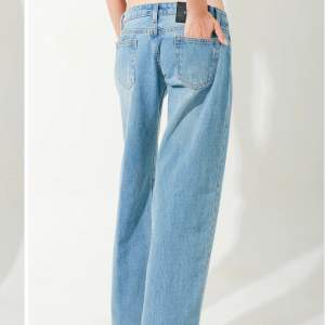 Säljer dessa lågmidjade jeans från embrace. Aldrig använda då de är försmå för mig (prislapp kvar). Köpt för totalt 1100 med tull och allt säljer för 950 kan diskutera priset. Köparen står för frakten❤️