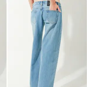 Säljer dessa lågmidjade jeans från embrace. Aldrig använda då de är försmå för mig (prislapp kvar). Köpt för totalt 1100 med tull och allt säljer för 950 kan diskutera priset. Köparen står för frakten❤️