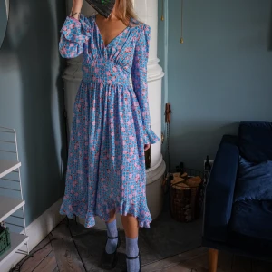 Stine Goya - Storlek small. Jag är 173cm för referens. Passar en storlek 36-38 ev mindre medium. 