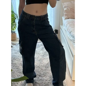 BAGGY JEANS - Stora jeans som jag tror är från mansavdelningen men funkar på tjejer som lowrise baggy <33 Nyskick har nästan aldrig blivit använda!  ⭐️Det står att storleken är S men dom är väldigt stora på mig som vanligtvis är S!