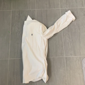 Vit polo skjorta  - Sick 9/10 polo skjorta 