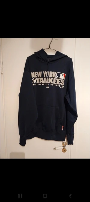 NY Yankees authentic - Köpt i New york yankees för 15 år sedan i lagets egna butik, hängt i garderob sedan dess.  Polyester stretch. Står storlek M men skulle uppskatta den till XL / XXL 