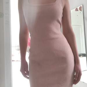 En så himla söt rosa klänning från hm men jag använder den inte särskilt ofta, därav att jag säljer den! Det är as skön mot huden och är skitgullig i passformen. Den är i ribbat material. Skriv om du har några funderingar❤️🫶