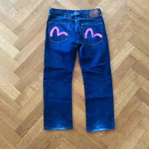 Baggy/straight leg evisu jeans med rosa detalj på bakfickorna. Säljer för att jag inte använder dem längre